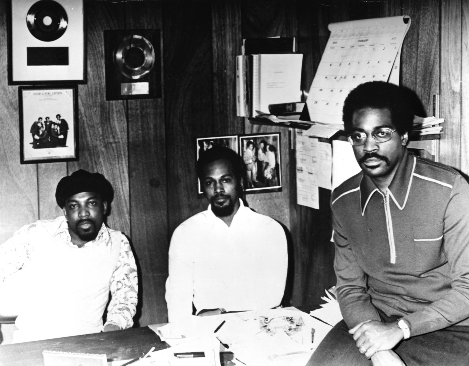 Leon Huff (gauche) et Kenny Gamble (droite) accueillent Thom Bellen février 1973 à Philadelphie, Pennsylvania.