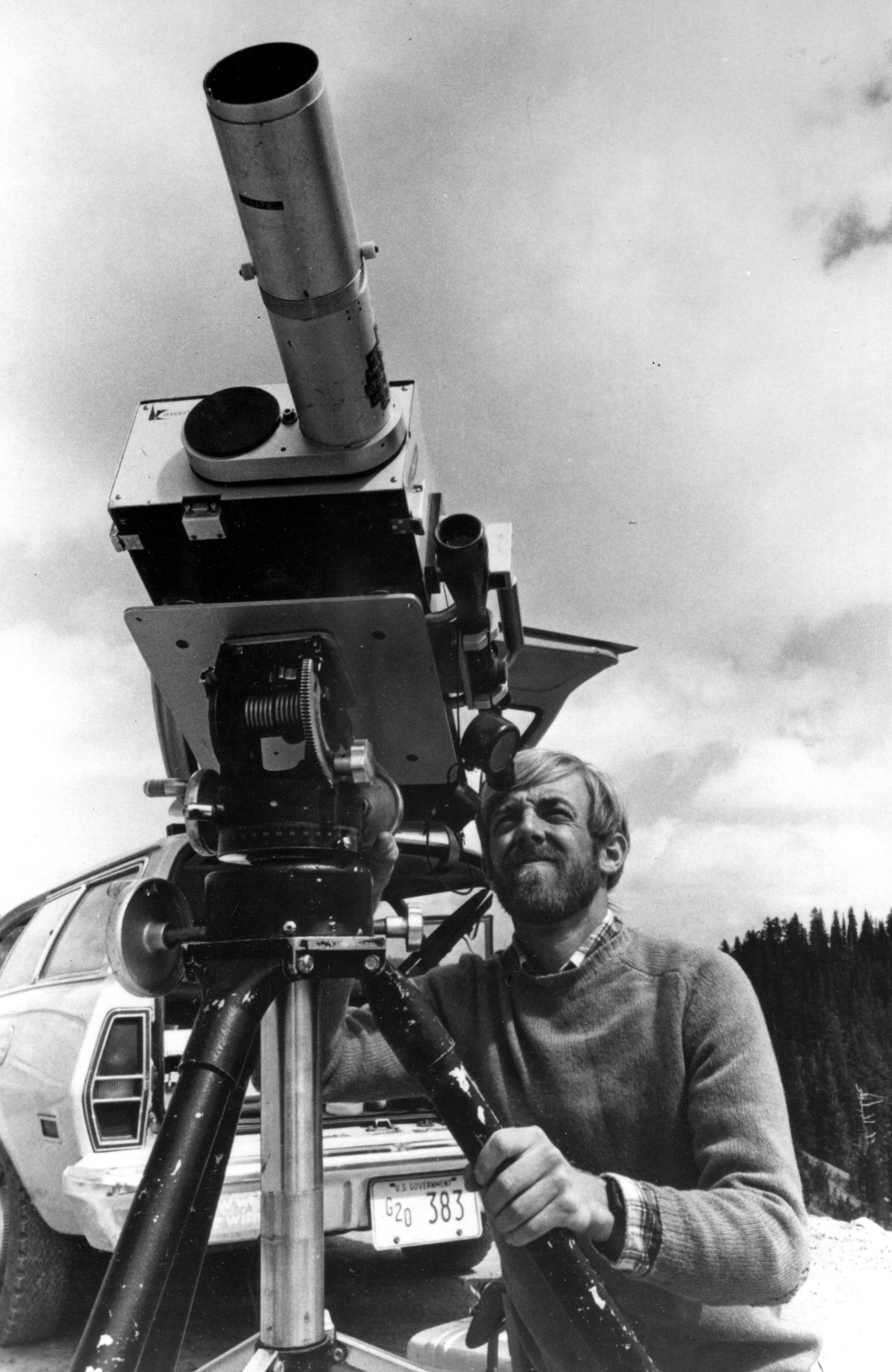 Le géologue David A. Johnston avec l'un des instruments utilisés afin de mesurer les émanations de gaz issus du Mont Saint-Helens. 