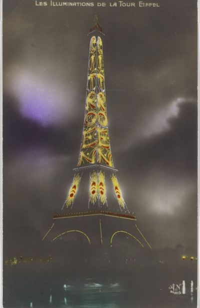 Les illuminations Citroën de la tour Eiffel représentées sur une carte postale.