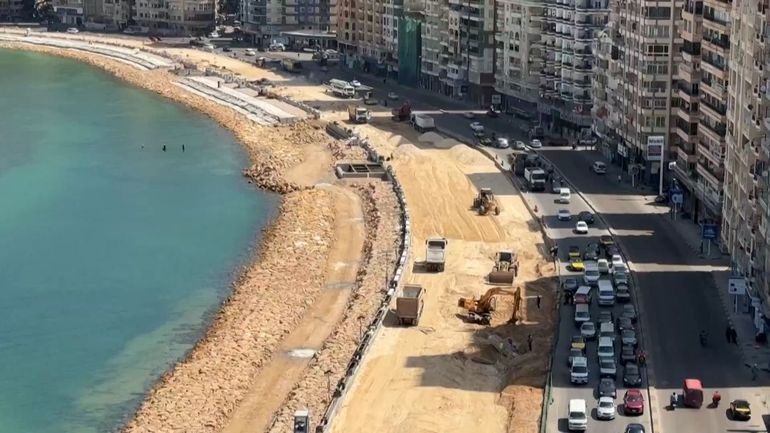 A Alexandrie, des centaines de maisons grignotées par l'érosion de la côte