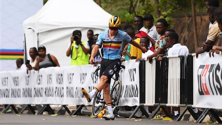 Mondiaux de cyclisme : Remco Evenepoel s’énerve après un deuxième incident mécanique et lâche du temps