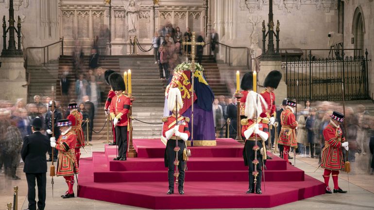 Décès d'Elizabeth II : avec 14 heures d'attente, la file d'attente pour voir le cercueil de la reine n'est plus accessible pendant au moins 6 heures
