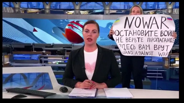 Guerre en Ukraine: une manifestante contre la guerre perturbe la principale émission d'informations russe