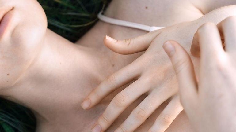 La virginité face à la sexualisation : "Certaines jeunes femmes en ont ras le bol d’être prises pour des objets marchands", selon Laure Adler