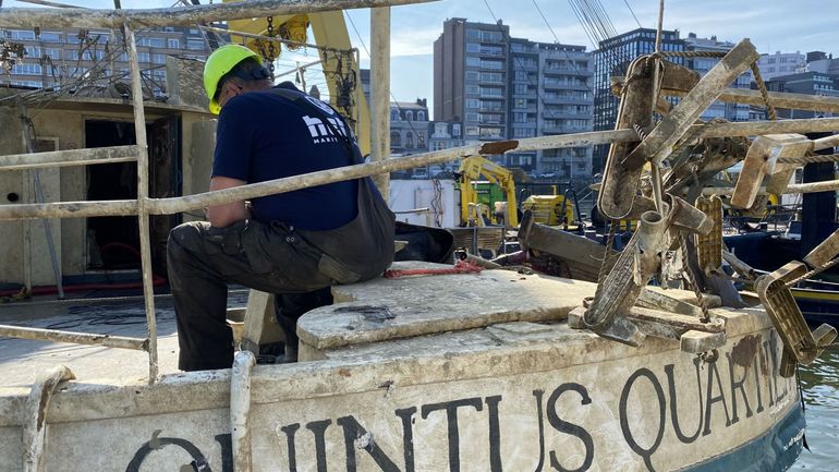 Un contretemps pour le renflouement, au port des yachts