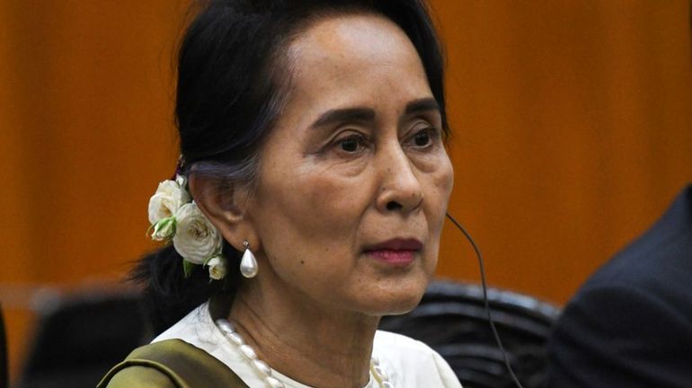 Quatre ans de prison pour Aung San Suu Kyi  : des 