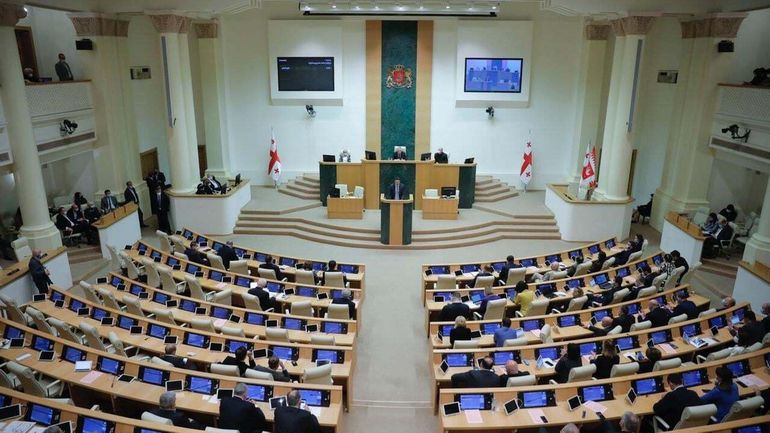 Géorgie : le Parlement étudiera lundi la levée du veto bloquant la loi controversée sur 