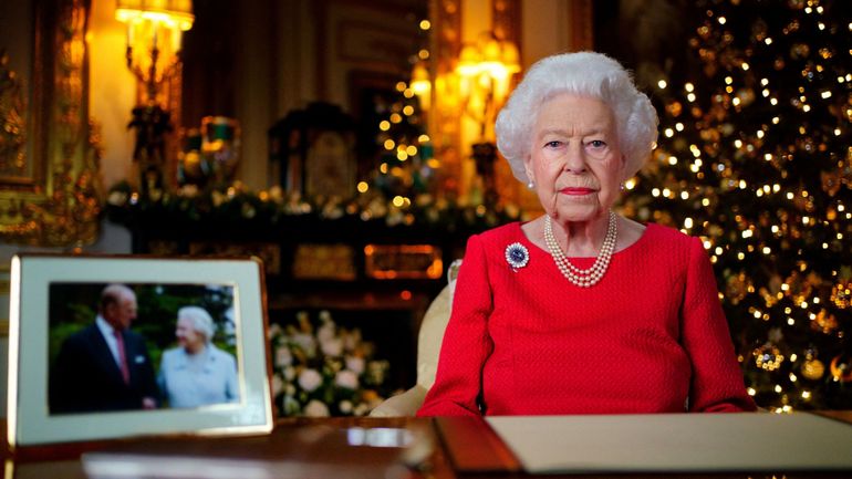 Peser ses invités, décorer le sapin de Noël& Et autres curieuses habitudes d'une reine Elizabeth qui fête ses 70 ans de règne