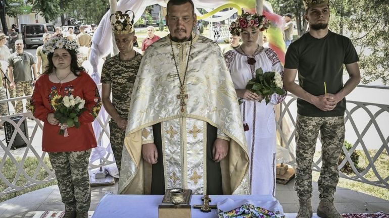 Près du front en Ukraine, des mariages en treillis au son des sirènes