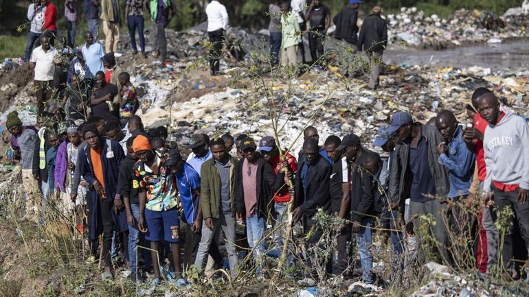 Kenya : la police, sous les yeux d'une foule en colère, ratisse une décharge après la découverte de corps mutilés