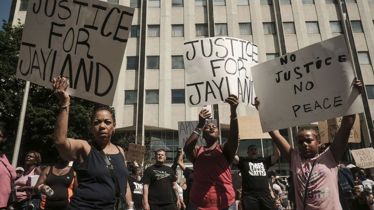 Etats-Unis : manifestations après la diffusion d'une vidéo d'un homme noir criblé de balles par la police