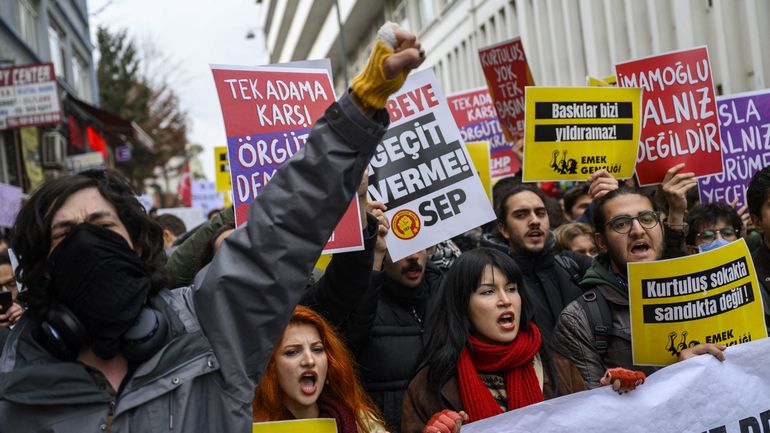 Turquie : la police fait usage de balles en caoutchouc et gaz lacrymogène pour bloquer des manifestants