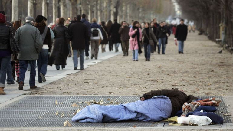 Avant les JO de Paris 2024, les autorités françaises nettoient les lieux de la compétition des sans-abris et migrants