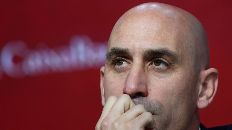 Baiser forcé : le patron du foot espagnol refuse de démissionner et se justifie