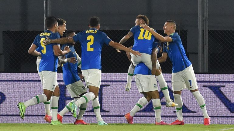 La passe de six pour le Brésil grâce à Neymar, l'Argentine accrochée en Colombie