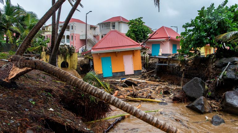 L'ouragan Fiona touche terre à Porto Rico, plongé dans le noir