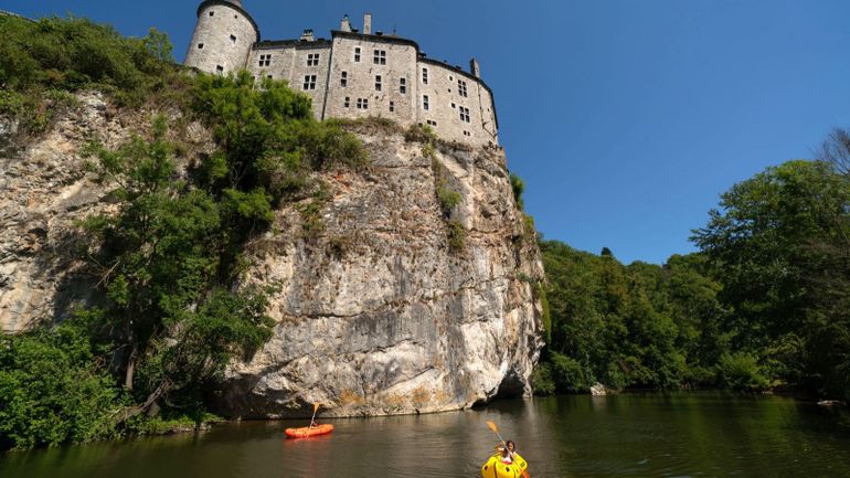 Walzin : un château perché au-dessus de la Lesse - RTBF Actus