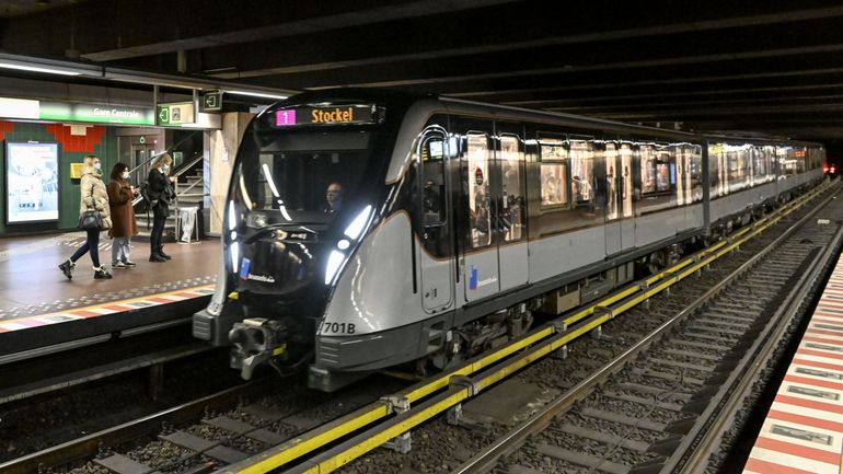 Une personne se retrouve sous une rame de métro à Bruxelles-Central