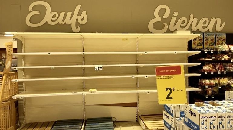 Les rayons de chez Carrefour se vident à vue d'Sil