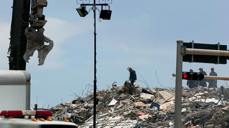 Etats-Unis : des secouristes étrangers en renfort sur les lieux de l'immeuble effondré à Miami