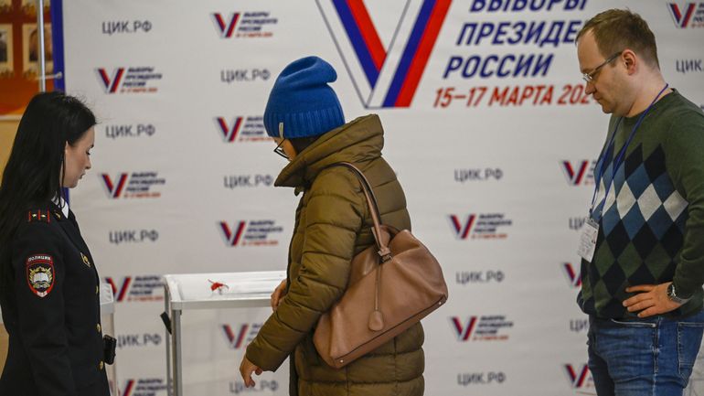 Élection présidentielle en Russie : une femme condamnée à huit jours de détention pour avoir écrit 