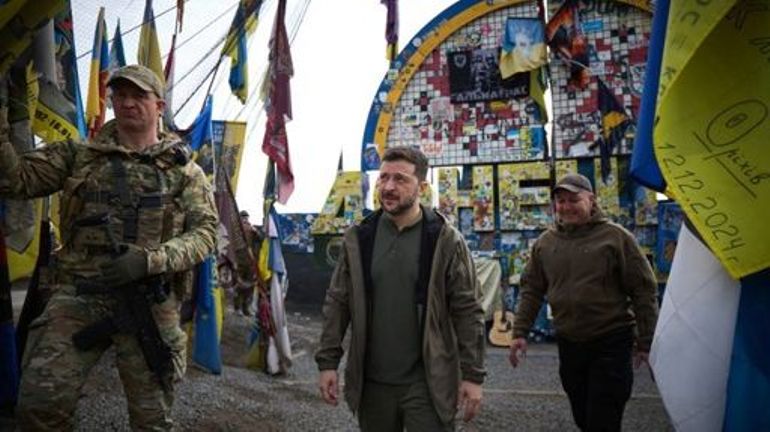 Guerre en Ukraine : le président Zelensky rend visite aux troupes sur la ligne de front à Pokrovsk