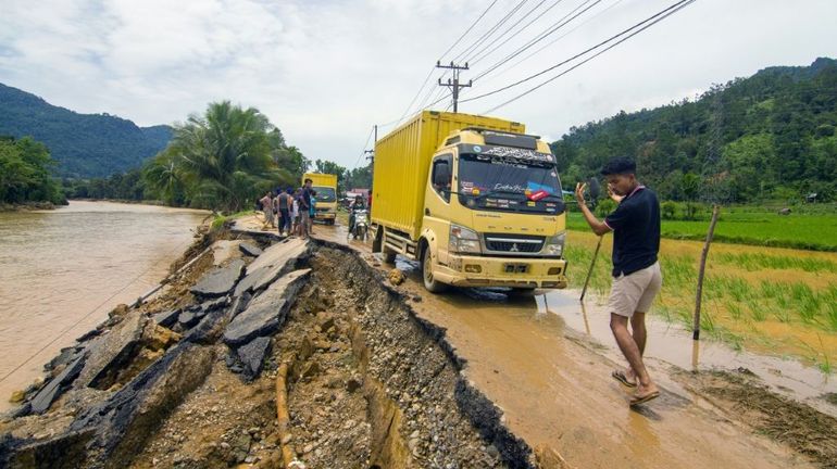 Sumatra (Indonésie) dévastée par les inondations : 10 morts et 10 disparus
