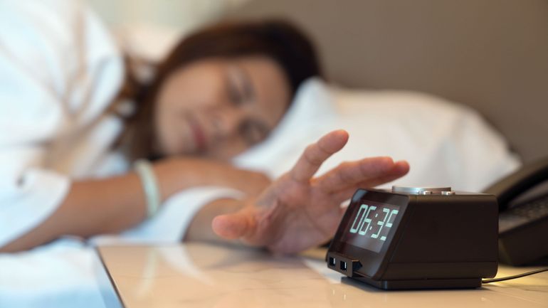 Le Scan : répéter l'alarme de son réveil avant de se lever, bonne ou mauvaise idée ?