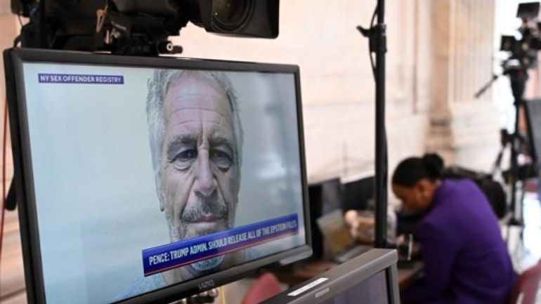 Affaire Epstein : les autorités se tournent vers Ghislaine Maxwell, l'ex-compagne et complice de Jeffrey Epstein