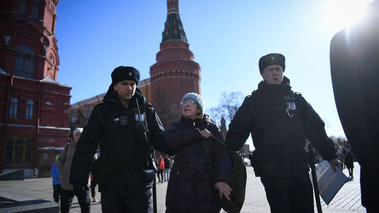 Guerre en Ukraine : près d'un millier de Russes arrêtés ce dimanche lors de manifestations anti-guerre