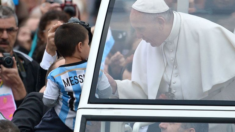 Le pape François reçoit un maillot PSG de Messi, qu'il félicite pour sa 