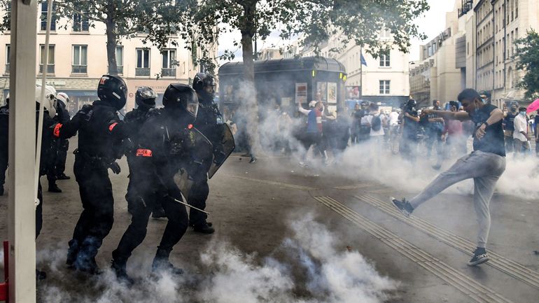 Manifestations contre le pass sanitaire en France: 76 interpellations