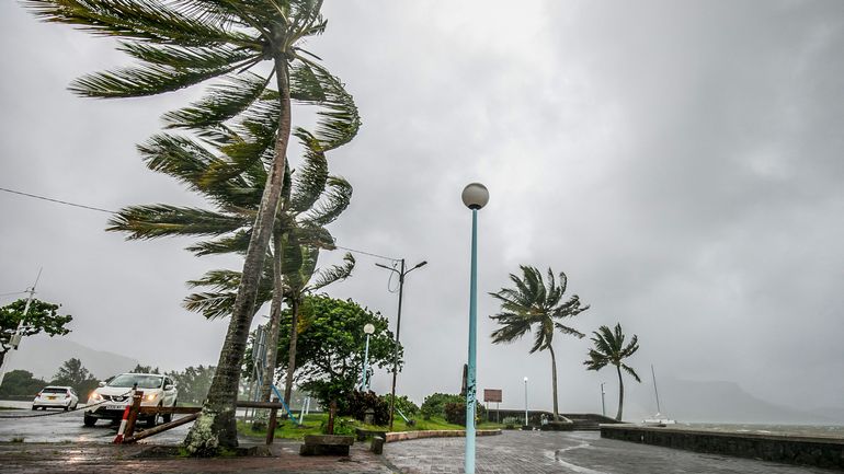 Premiers dégâts et chaos sur l'île Maurice, à l'approche du cyclone Belal
