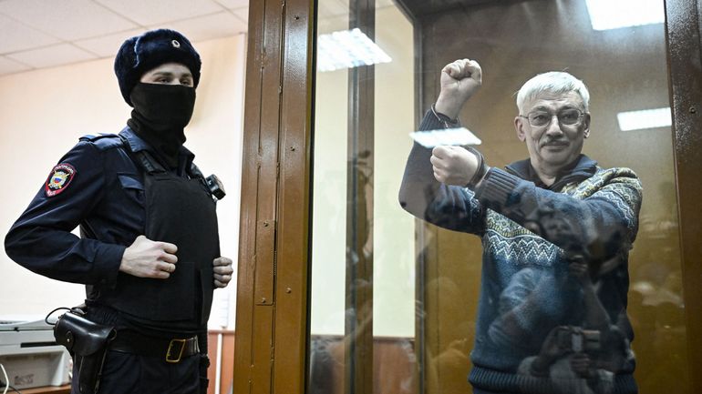 Guerre en Ukraine : le dissident Oleg Orlov condamné à deux ans et demi de prison en Russie