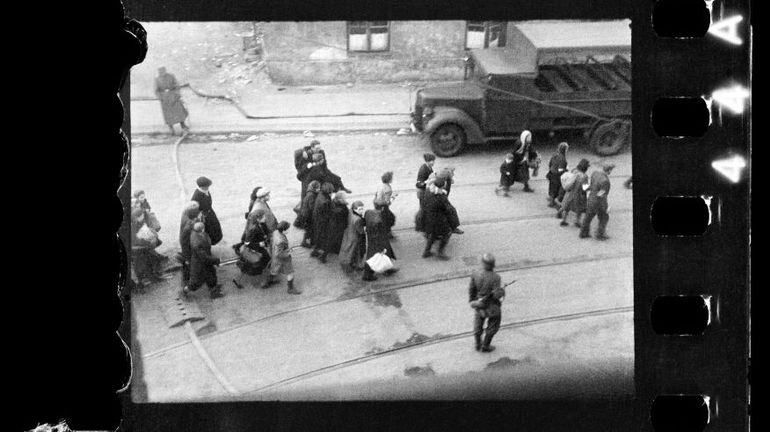 Des photos inédites du ghetto juif de Varsovie retrouvées dans un grenier : 