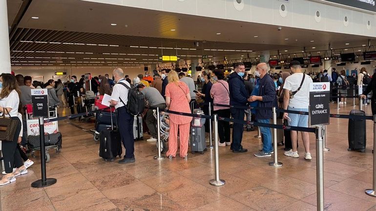 Toujours de très longues files d'attente dans le hall d'entrée de l'aéroport de Zaventem