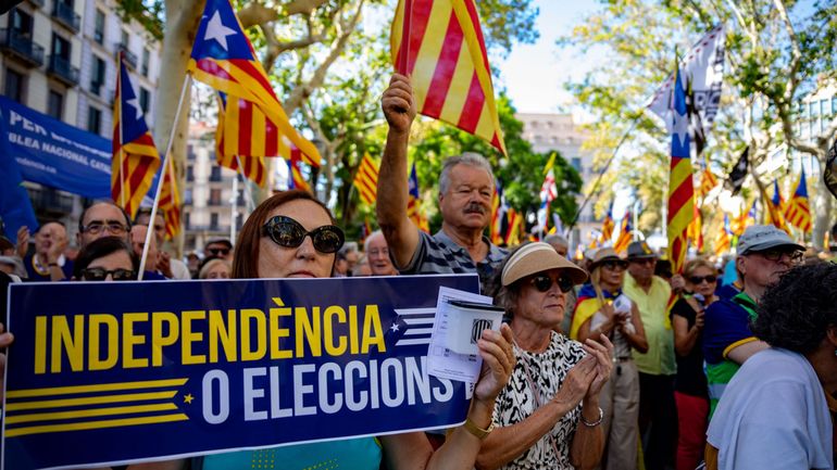 Les indépendantistes catalans manifestent dans les rues de Barcelone et marchandent leur soutien à la gauche contre un nouveau référendum