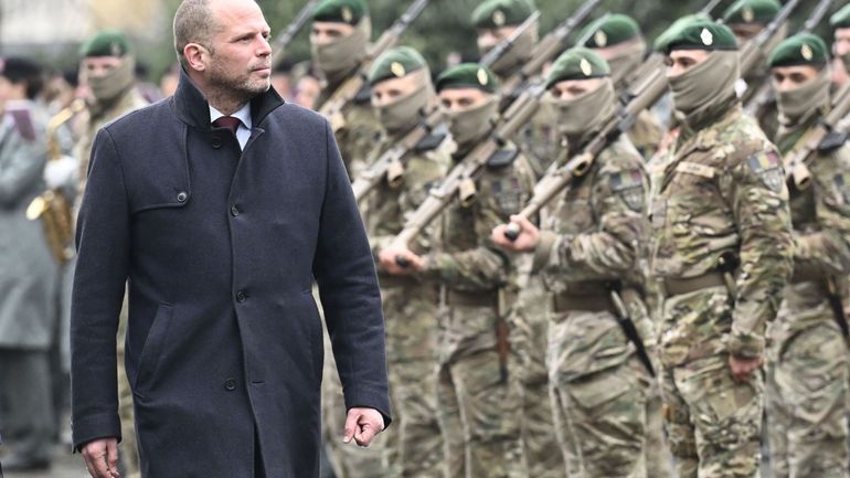 Theo Francken, ministre de la Défense, passe les troupes en revue sur fond de réforme des pensions et d'augmentation de budget