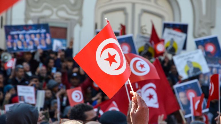 Propos racistes, vague d'arrestations, Constitution révisée : la Tunisie devient-elle un état autoritaire ?