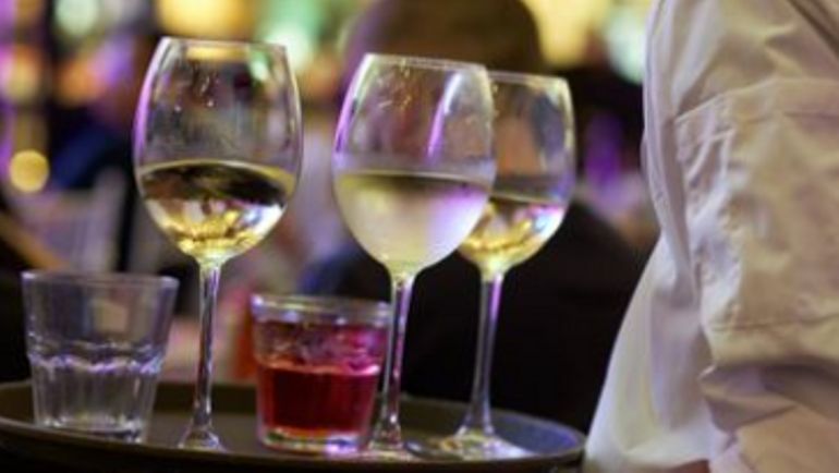 Pourquoi boire de l'eau ou du vin reste un luxe en Belgique quand on se rend au restaurant ?