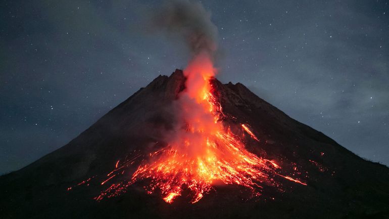 Indonésie : le volcan Merapi crache de la lave en fusion et des cendres à deux kilomètres à la ronde