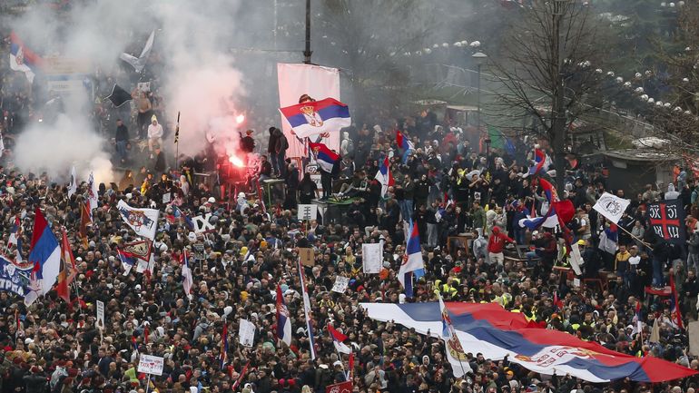 Manifestation historique en Serbie : plus de 100.000 personnes dans les rues de Belgrade sans aucun 