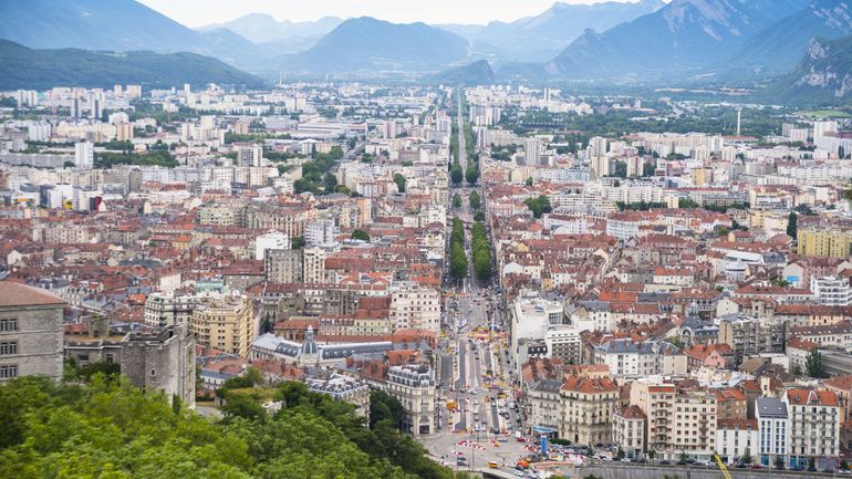 France : une voiture percute la foule pendant les célébrations de la victoire du PSG à Grenoble, 4 blessés