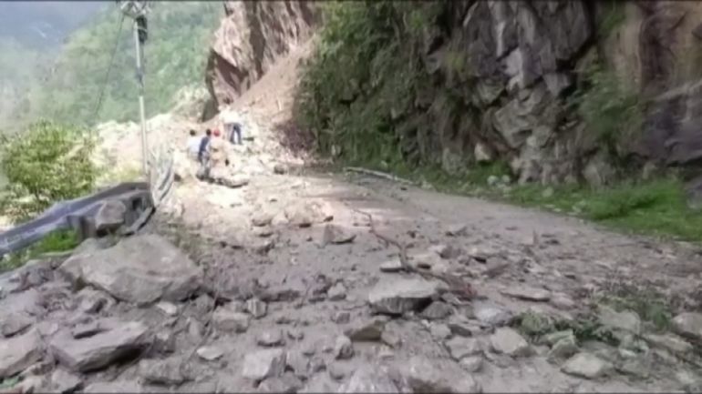 Inde : un glissement de terrain sur une route du nord de l'Himalaya fait au moins 10 morts et plusieurs blessés