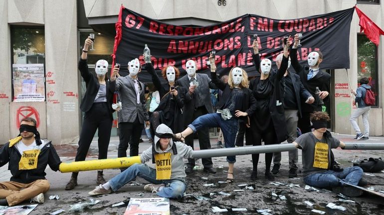 G7 : des militants exigent l'annulation de la dette des pays du Sud, devant le FMI à Paris