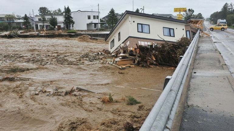 Une maison est emportée par le fleuve à Shimizu sur l'île d'Hokkaido, au nord du Japon, le 31 août 2016 après le passage du typhon Lionrock