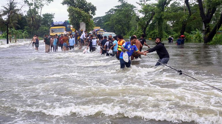 Après la tempête politique, le Bangladesh frappé par de fortes crues