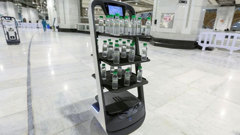 A La Mecque, des robots distribuent de l'eau sacrée