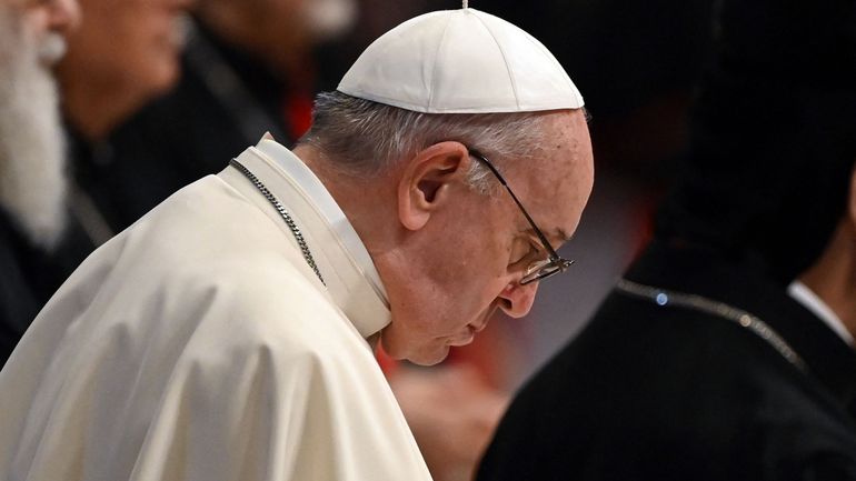 L'opération du pape François a été plus invasive que prévu