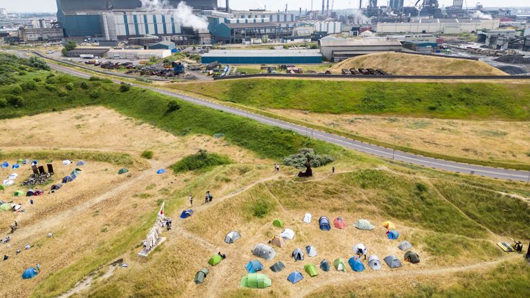 Des militants Greenpeace envahissent le site du géant sidérurgique Tata Steel aux Pays-Bas